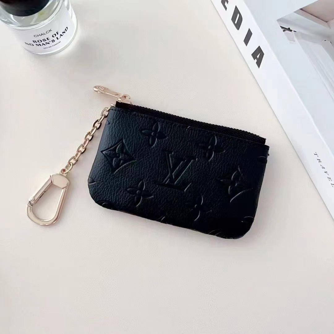 تشكيلة محافظ عملات معدنية منقوشة وملونة مستوحاة من LV مع مشبك سلسلة