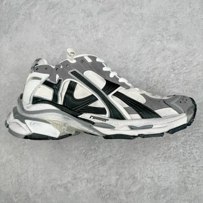 B - SNEAKERS