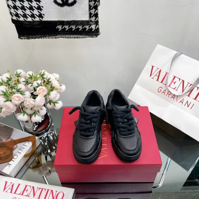 V - SNEAKERS