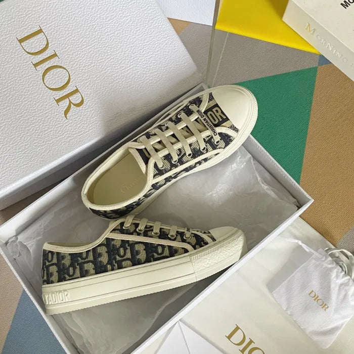D - SNEAKERS