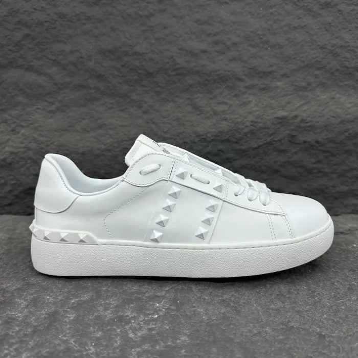 V - SNEAKERS