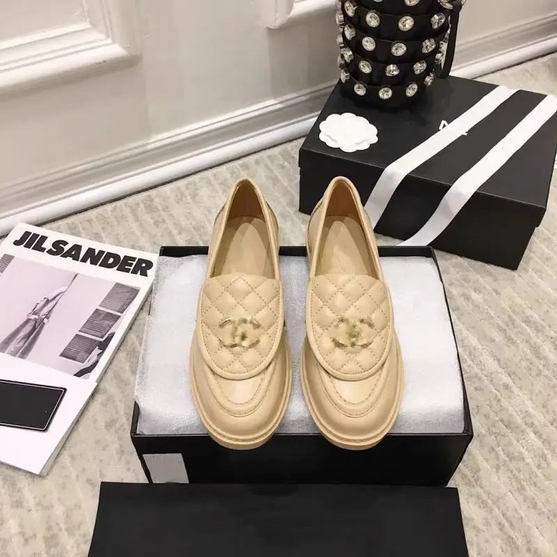 Sepatu Loafer Kulit Quilted Klasik – Keanggunan Berpadu dengan Kenyamanan Sehari-hari