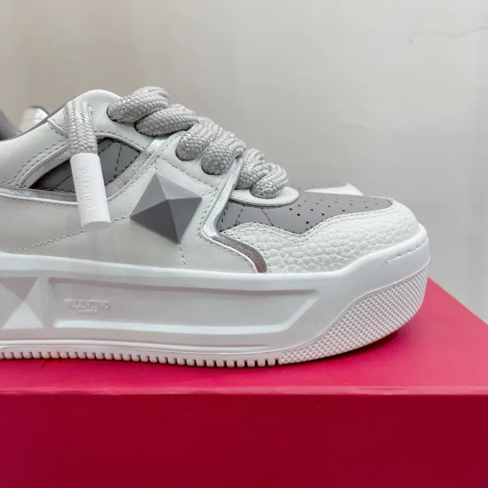 V - SNEAKERS