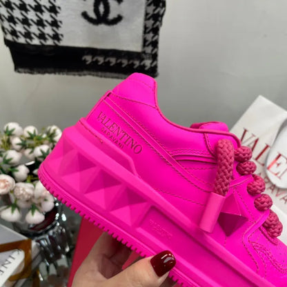 V - SNEAKERS
