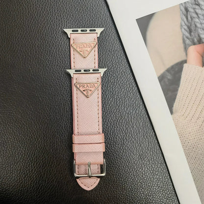 Tali Jam Tangan Kulit Apple Watch dengan Label Monogram Segitiga Ganda