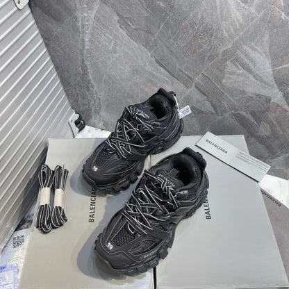 B - SNEAKERS