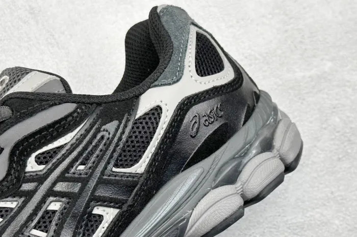 A - SNEAKERS