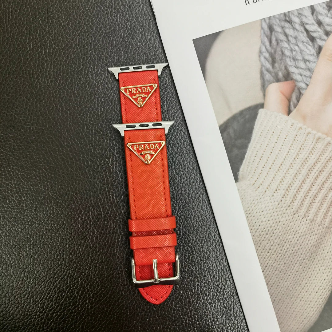 Tali Jam Tangan Kulit Apple Watch dengan Label Monogram Segitiga Ganda