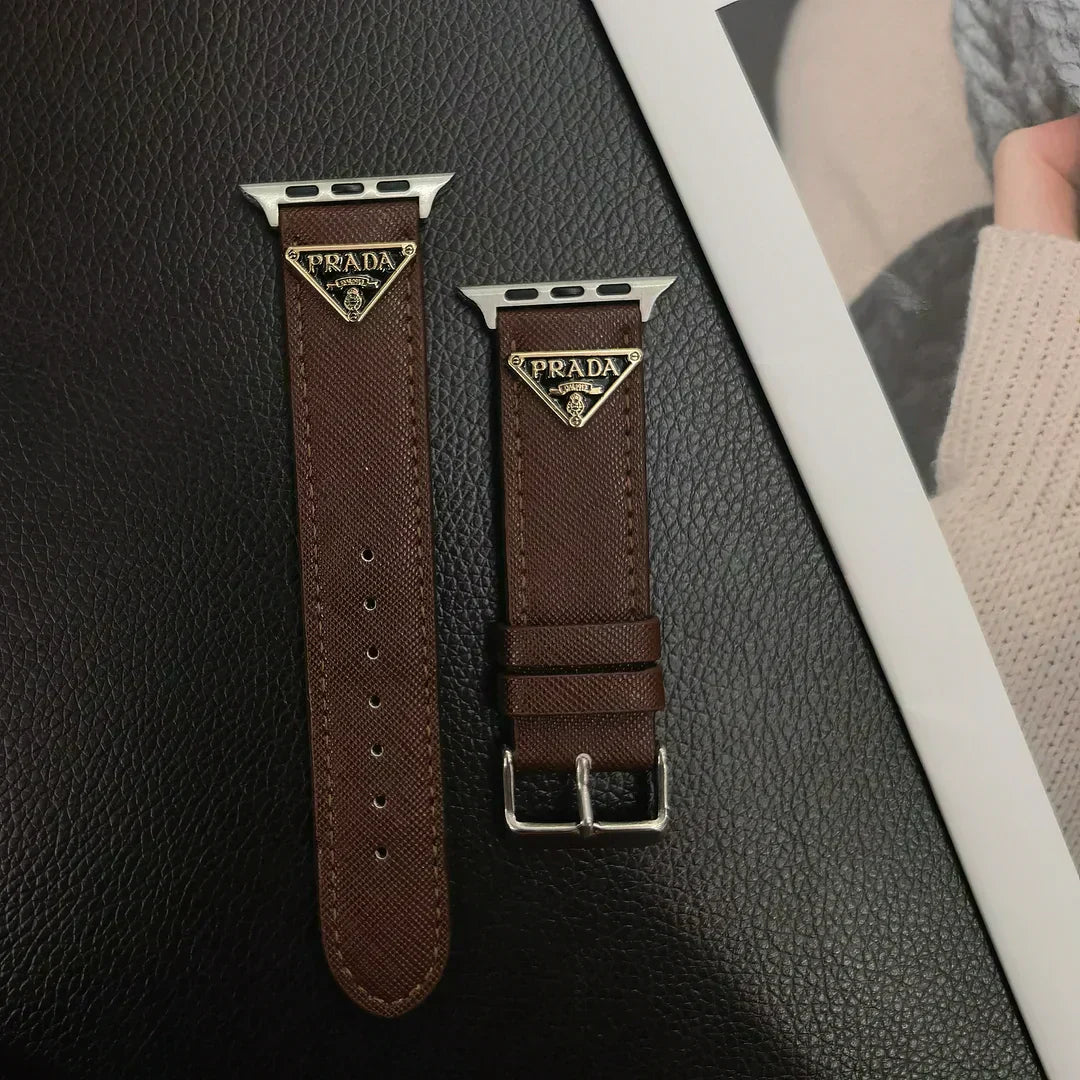 Tali Jam Tangan Kulit Apple Watch dengan Label Monogram Segitiga Ganda