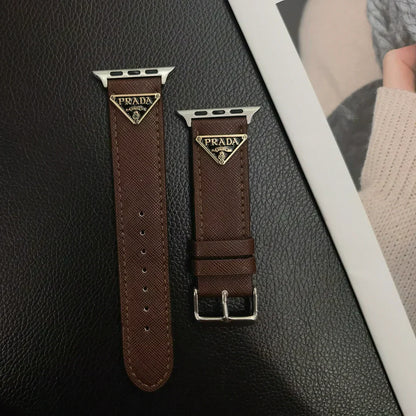 Tali Jam Tangan Kulit Apple Watch dengan Label Monogram Segitiga Ganda