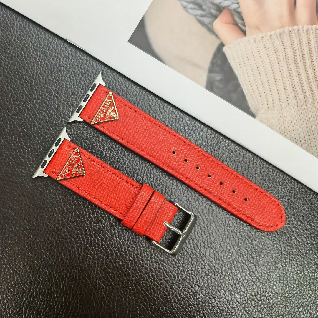 Tali Jam Tangan Kulit Apple Watch dengan Label Monogram Segitiga Ganda