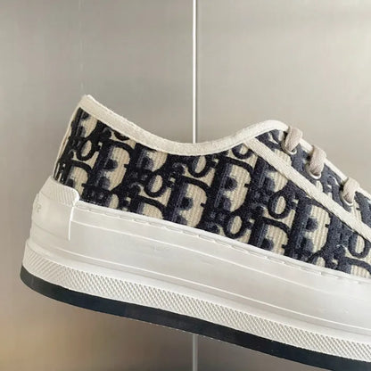 D - SNEAKERS