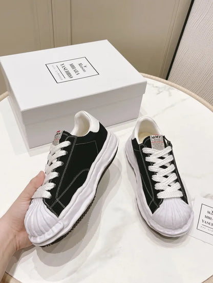 A - SNEAKERS