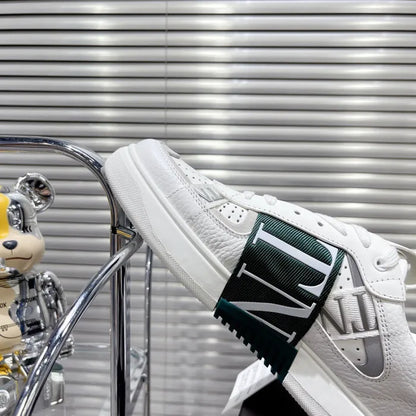 V - SNEAKERS