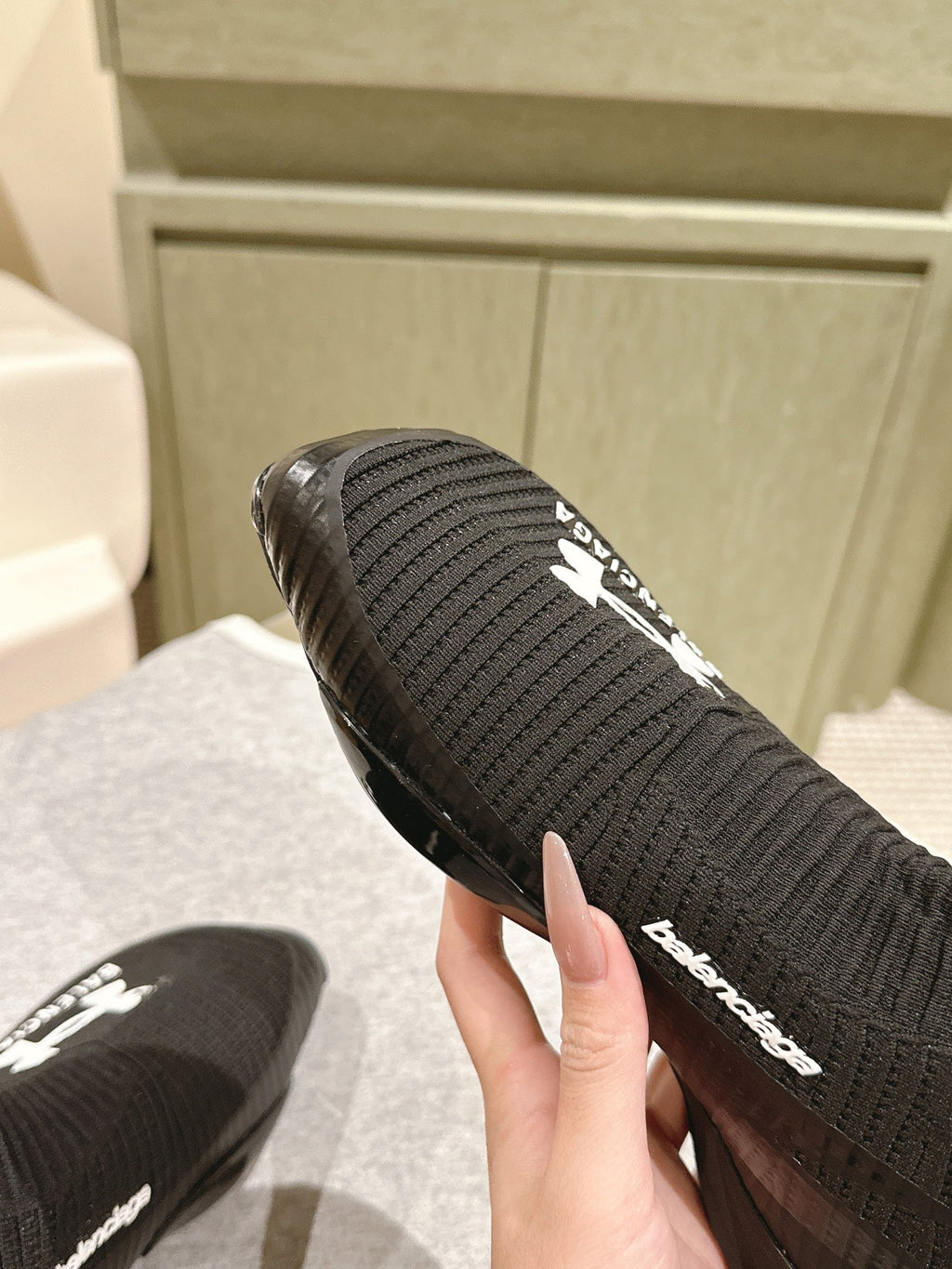B-Sneakers