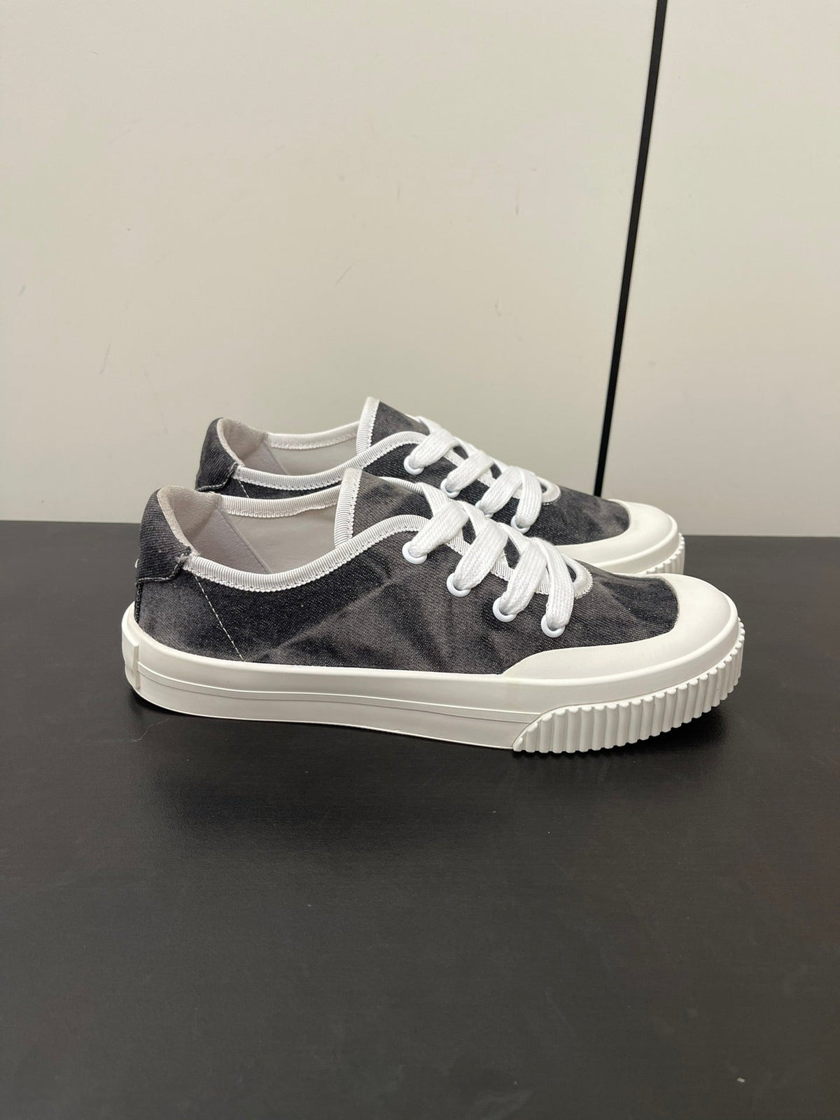 L-Sneakers